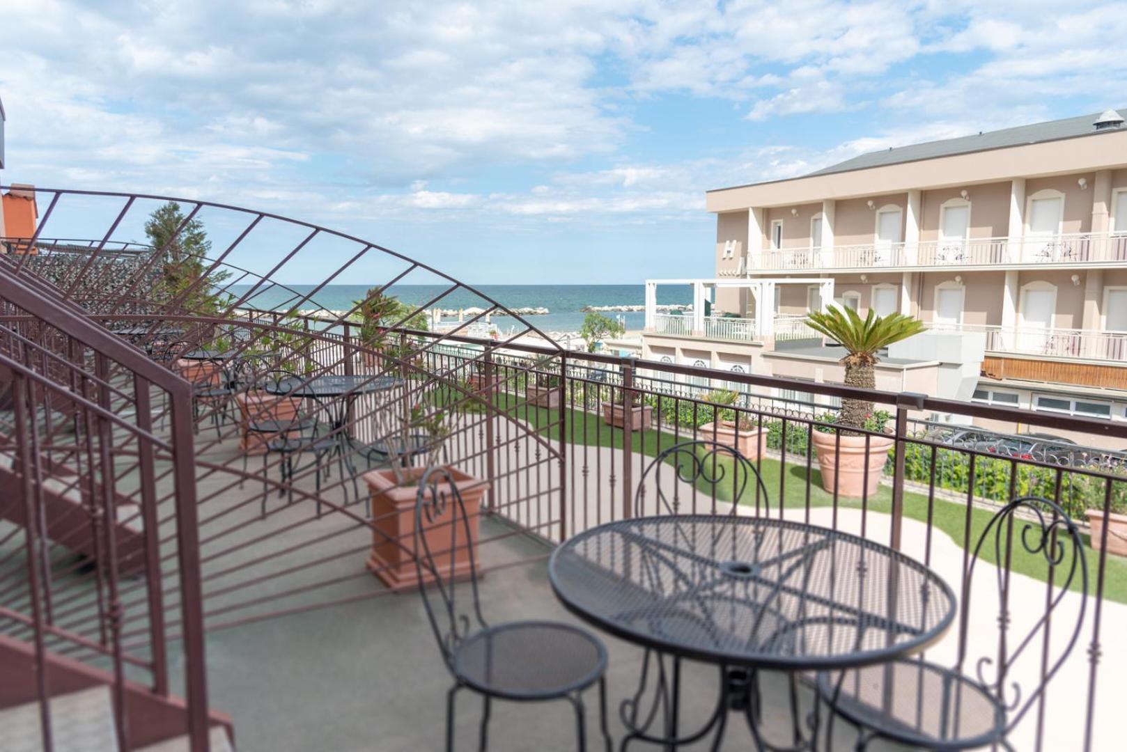 Hotel Giorgetti Orange Белларія-Іджеа-Марина Екстер'єр фото